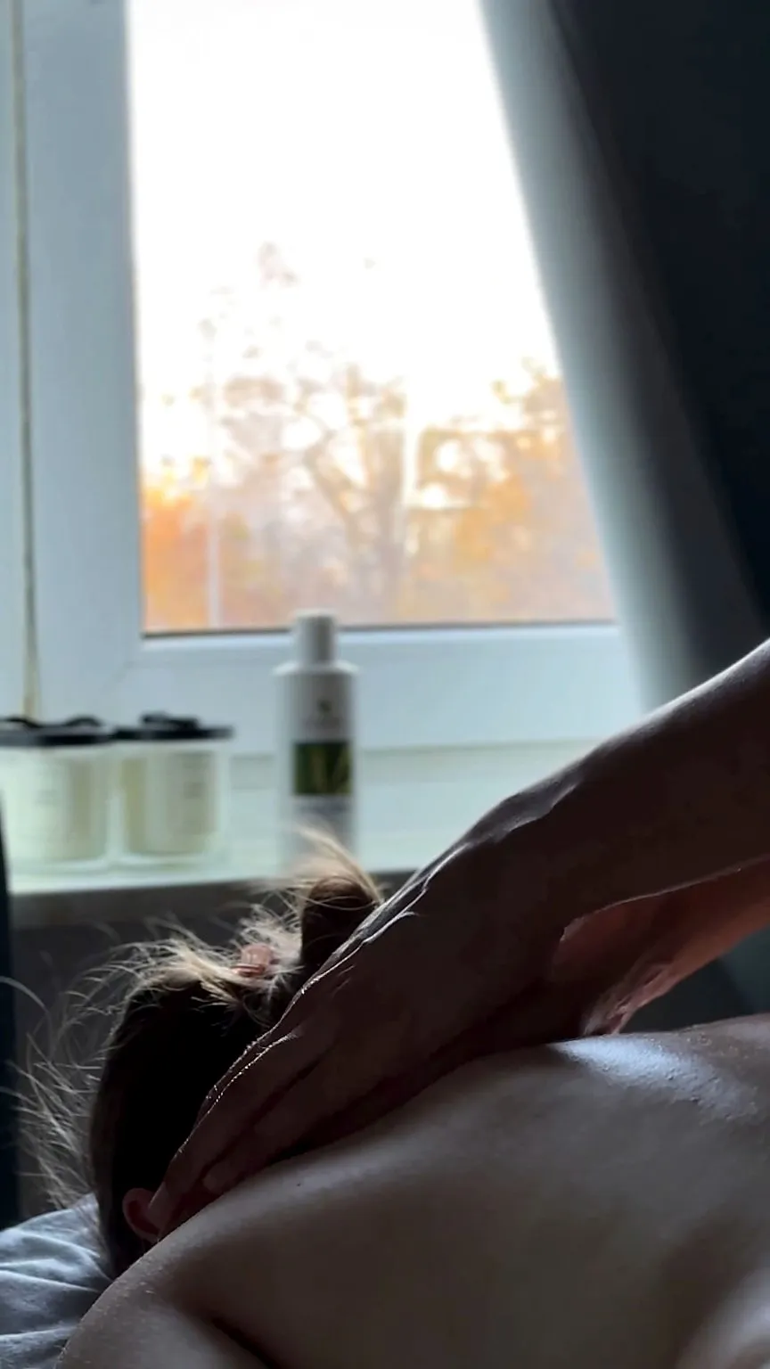 Rückenmassage am Fenster mit Blick ins Grüne